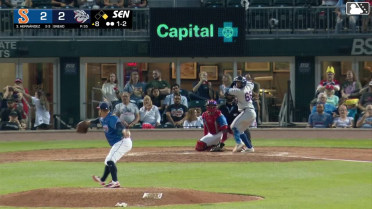 Yonny Hernández doubles (8) on a ground ball to right fielder Bryan De La Cruz. Vidal Bruján scores.