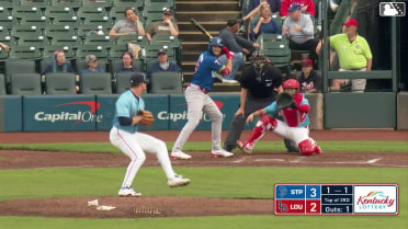 Matt Wallner doubles (4) on a sharp line drive to right fielder Héctor Rodríguez. Hendry Mendez scores.