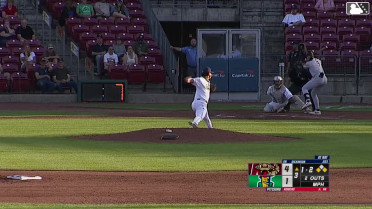 Daniel Dickinson doubles (5) on a sharp line drive to center fielder Brandon Winokur. Josh Adamczewski scores. Eric Bitonti scores.