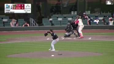 Yolmer Sánchez homers (3) on a fly ball to left field.