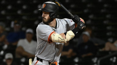 Giants' Eldridge flexes for 4th club in 6 months, displays nifty glove to boot