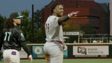 Luis Peña collects four hits