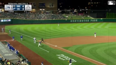 Christian Cairo makes superb catch by dugout railing