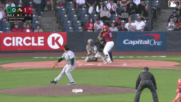 Edward Duran doubles (2) on a ground ball to left fielder Carlos Gutierrez. J.R. Freethy scores. Eric Snow scores.