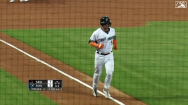 Lee launches two-run homer