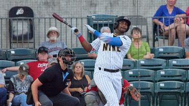 Trio Of Homers Carry Travs Past Cards