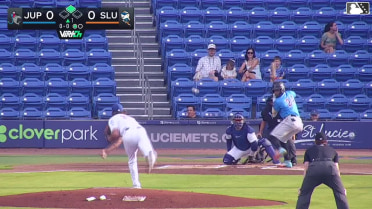 Echedry Vargas out on a sacrifice fly to center fielder Branny De Oleo. Luis Arana scores.