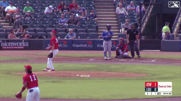 Yonathan Perlaza demolishes a solo homer to right