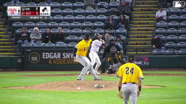 Keiner Delgado doubles (8) on a ground ball to left fielder Aaron Antonini. Matt King scores. P.J. Hilson scores.