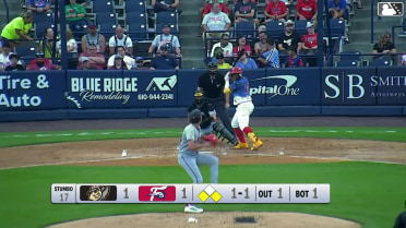 Aroon Escobar out on a sacrifice fly to center fielder Lonnie White Jr. Pedro León scores.