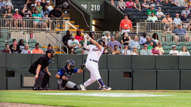 Clingstones Win Thriller 9-7 Over Knoxville in 10 Innings