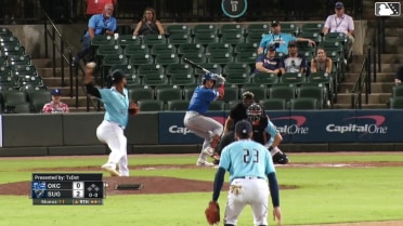 Hyeseong Kim homers (3) on a fly ball to left field.