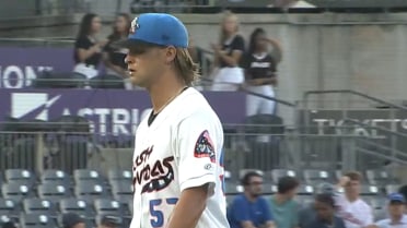 Austin Gordon throws ten strikeouts