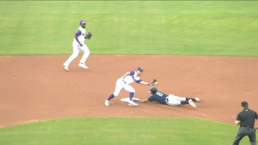 Franyerber Montilla steals second base