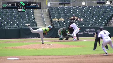 Tristan Smith In play, out(s) to Julio Henriquez