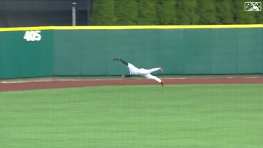Clippers' Roller lays out for catch