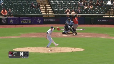 Osleivis Basabe homers (3) on a fly ball to left field.
