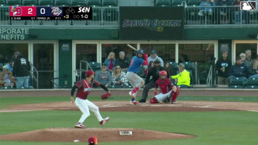 Jonatan Clase triples (1) on a fly ball to second baseman Liover Peguero, deflected by right fielder Óscar Mercado.