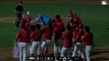 Leonardo Bernal hits a two-run walk-off homer