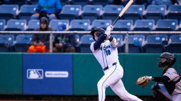 Josh Caron out on a sacrifice fly to right fielder Robert Calaz. Jonny Farmelo scores. Felnin Celesten to 3rd.