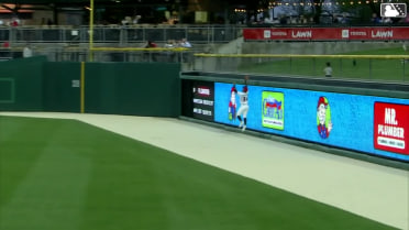Gilberto Celestino makes an amazing catch at the wall