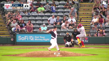 Aroon Escobar singles on a ground ball to shortstop Javier Rivas. Bryan Rincon scores. Pedro León to 2nd.