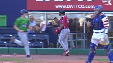 Luisangel Acuña hits an RBI single in the 5th inning