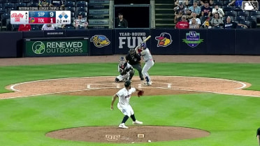 Noah Cardenas singles on a ground ball to second baseman Hao-Yu Lee. Ben Ross scores. Tanner Schobel to 2nd.