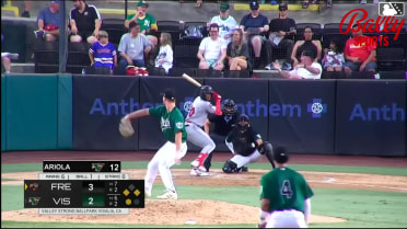Yeiker Reyes reaches on a fielding error by third baseman Enyervert Perez. Luis Mendez scores. Jesus Freitez to 2nd.