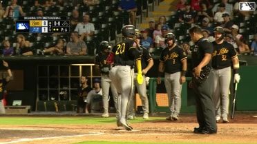 Sebastián Rivero clubs a grand slam