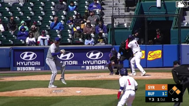 Eloy Jiménez reaches on a fielding error by third baseman Yonny Hernández. Carlos Mendoza scores. Yohendrick Pinango to 3rd. Eloy Jiménez to 2nd.