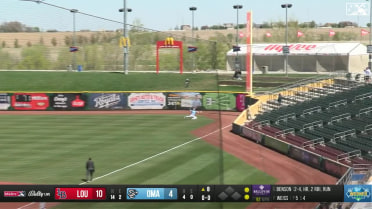 Tyler Gentry makes a spectacular catch in right field