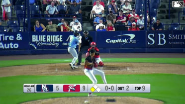 Hedbert Perez doubles (2) on a sharp line drive to center fielder Pedro León. Victor Arias scores.