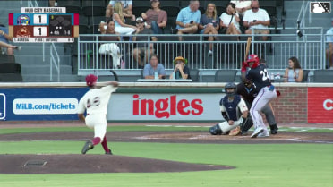 TJayy Walton singles on a line drive to right fielder Maxton Martin. Wuilfredo Antunez scores. Scott Mudler scores.