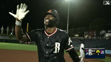 Kyle Lewis walks it off with a single down the middle