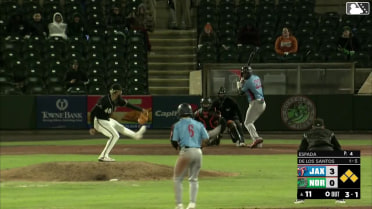 Deyvison De Los Santos walks. Matthew Etzel scores. Jared Serna to 3rd. Andrew Pintar to 2nd.