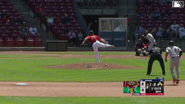 Daniel Dickinson doubles (6) on a line drive to center fielder Brandon Winokur. Luis Castillo scores.