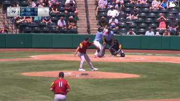Ralphy Velazquez's solo home run