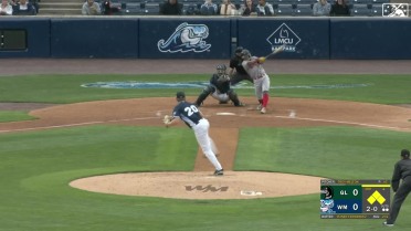 Yeiner Fernande lines a bases-clearing triple