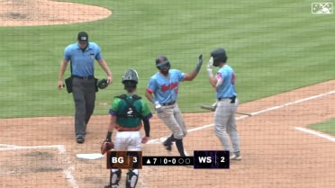 Willy Vasquez demolishes 17th home run to center 