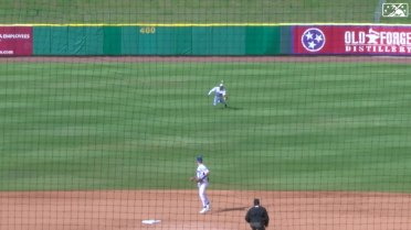 Tennessee's Nwogu makes diving catch