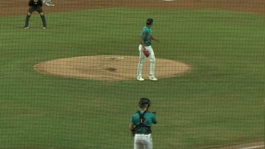 Luis De León strikes out eight over 5 1/3