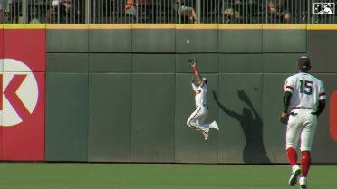 Víctor Reyes makes a beautiful leaping grab