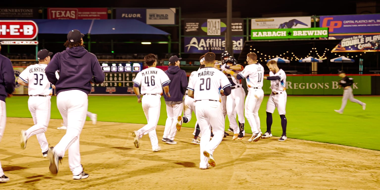 Gomes caps off comeback with walk-off homer 