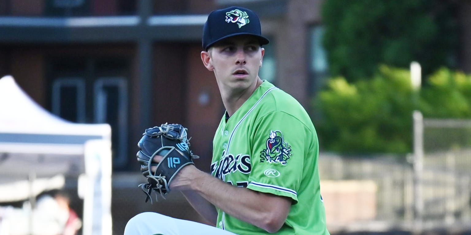 Memphis Redbirds Masyn Winn (5) leads off first base during an