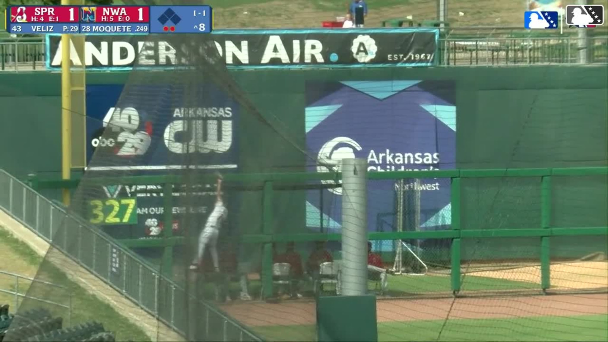 Spencer Nivens climbs the fence for a nice snag | 09/07/2025 | Naturals, image size:2048x1152