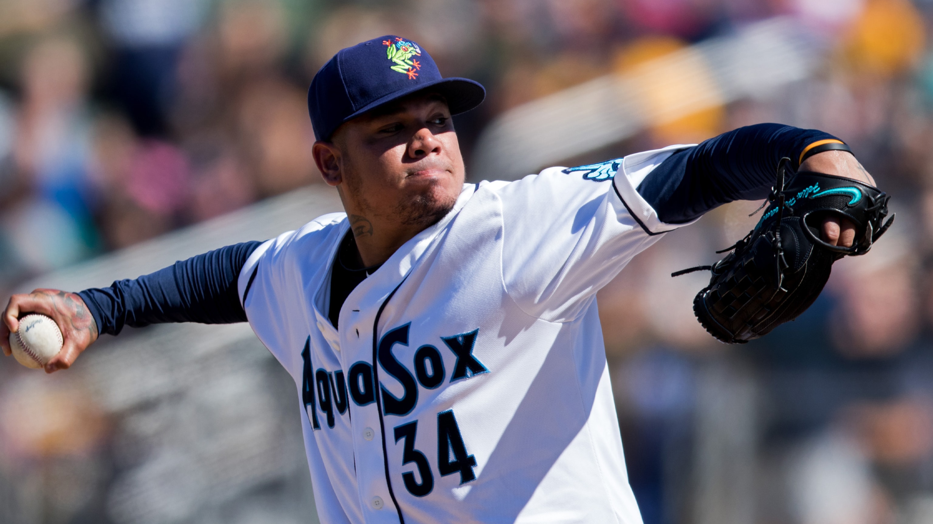 Felix Hernandez returns to throw out first pitch before Mariners