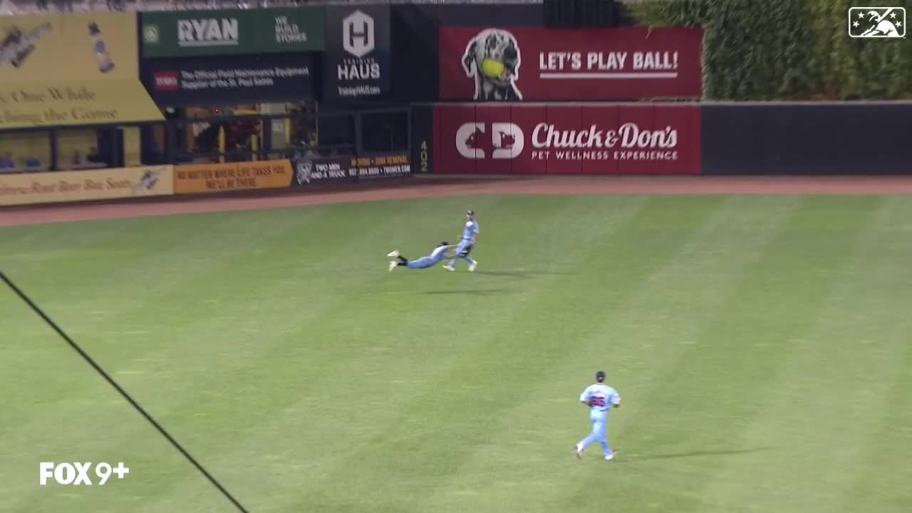 Soto makes tremendous diving play, 09/17/2022