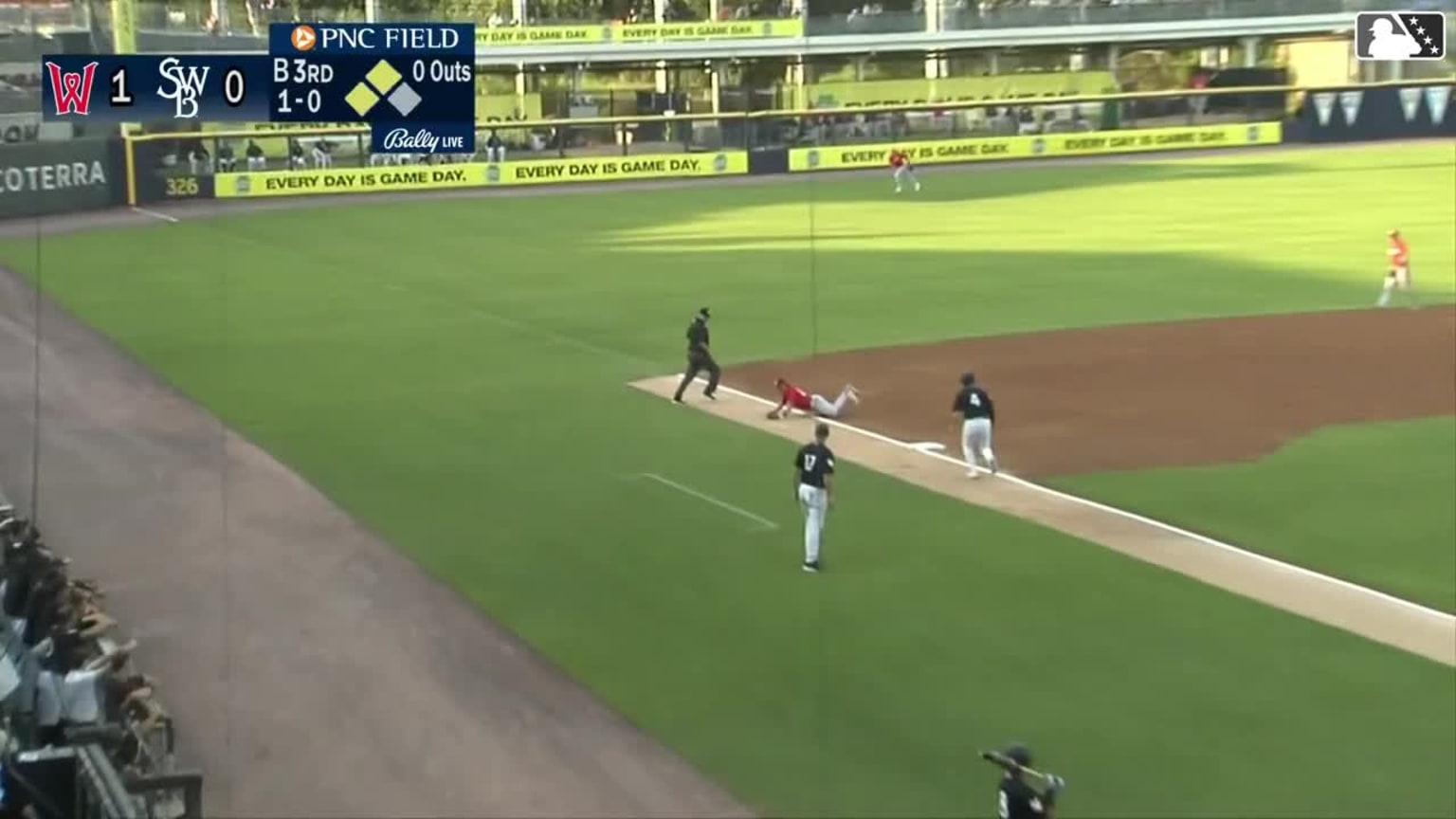 Chase Meidroth&rsquo;s diving play | 07/27/2024 | Red Sox