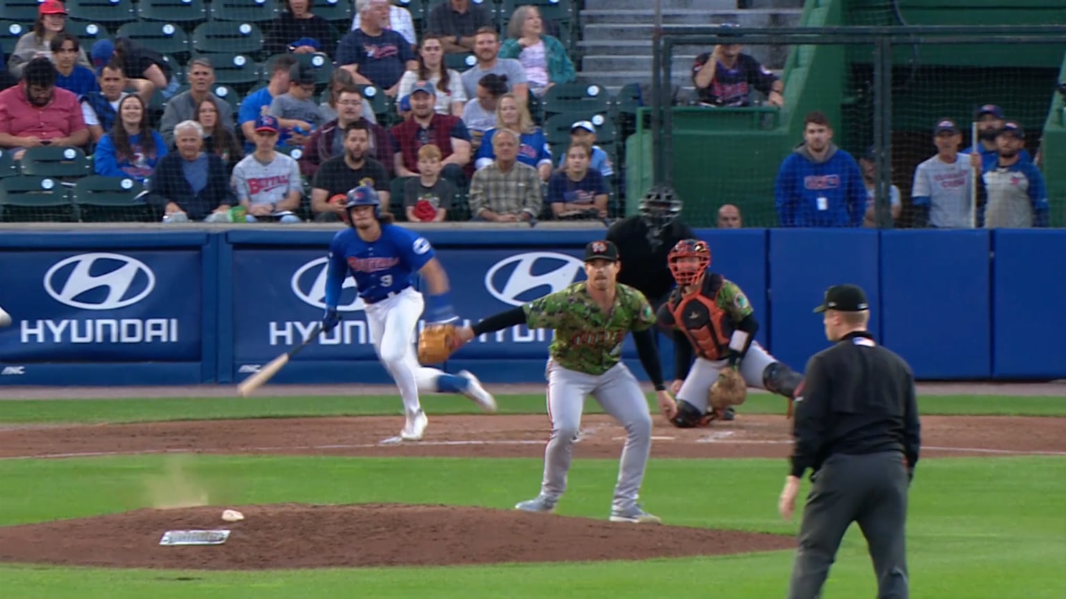 Tsutsugo homers to right field, 08/20/2022